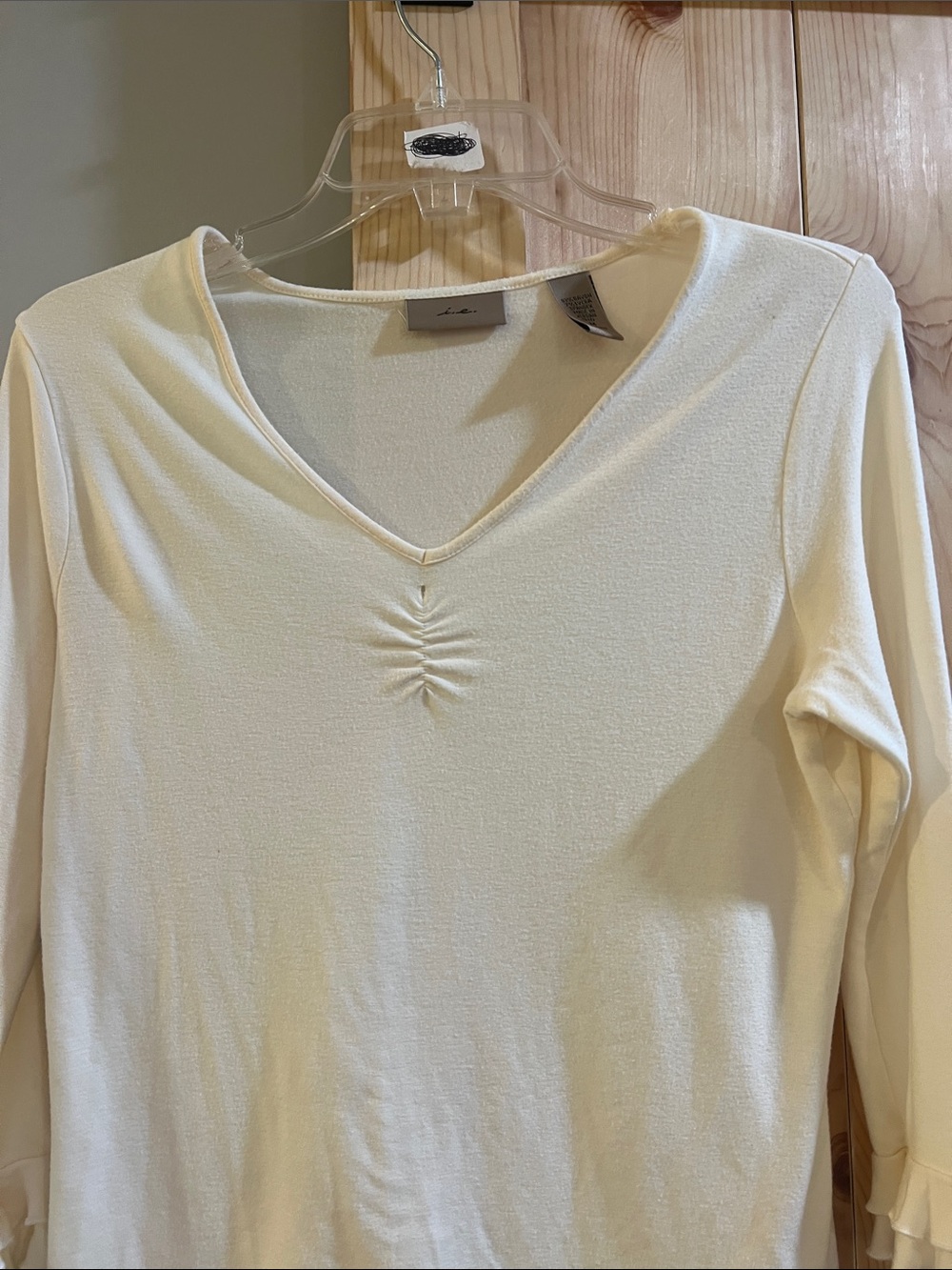 Aravon Cream V-Neck Long Sleeve Top size medium